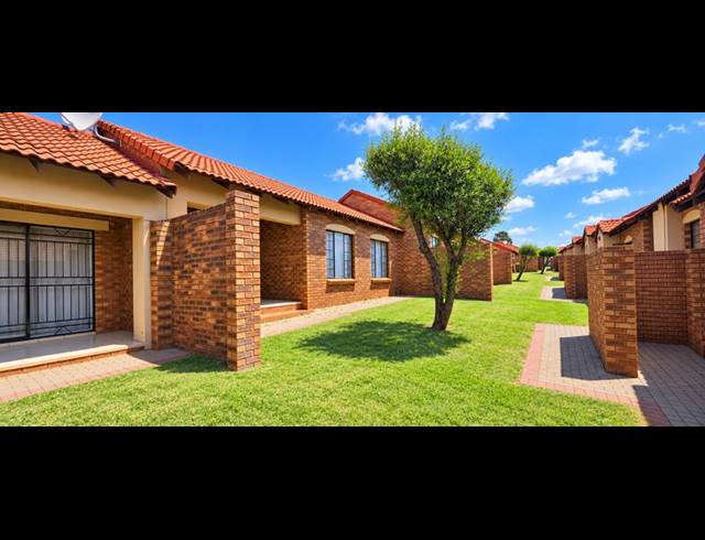 2 BEDROOM TOWNHOUSE FOR SALE IN MONAVONI
